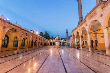 Türkiye 'nin Sanliurfa kentindeki Mevlid Halil camisinin avlusu