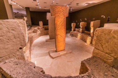 SANLIURFA, TURKEY - 22 Eylül 2022: Sanliurfa Arkeoloji Müzesi 'nde Göbekli Tepe modeli