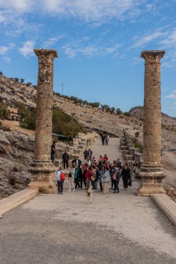 KAHTA, TURKEY - 24 Eylül 2022: Türkiye 'deki Severan (Cendere) Roma Köprüsünü Turistler Ziyaret Etti