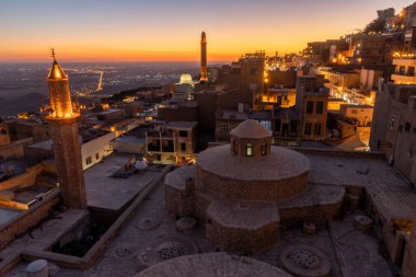 Mardin 'deki Emir Hamami hamamlarıyla akşam manzarası, Türkiye
