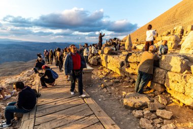 MOUNT NEMRUT, TURKEY - 23 Eylül 2022: Nemrut Dağı zirvesinde turistler