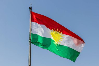 Irak Kürdistan Bölgesi Koy Sanjaq kasabası üzerinde Kürdistan bayrağı