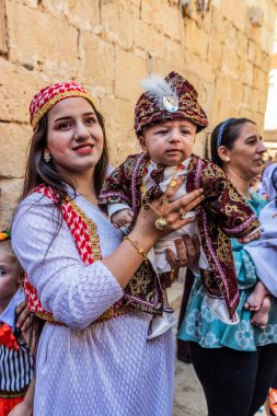 LALISH, IRAQ - 30 Eylül 2022: Lalish Tapınak Kompleksi, Irak Kürdistan Bölgesi 'nde düzenlenen vaftiz töreninden sonra bebek Yezidi