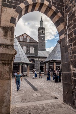 DİYARBAKIR, TURKEY - 24 Eylül 2022: Türkiye 'nin Diyarbakır Büyük Camii' ni ziyaret edenler