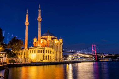 İstanbul, Türkiye 'deki Ortakoy Camii' nde akşam