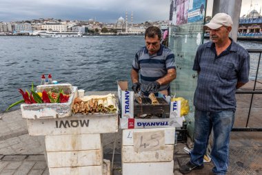 İSTANBUL, TURKEY - 18 Eylül 2022: İstanbul, Türkiye 'de Galata köprüsü yakınlarında balık sandviç satıcıları