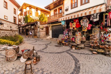 ANKARA, TURKEY - 20 Eylül 2022: Ankara, Türkiye 'deki antik Kale Mahallesi' nde hediyelik eşya dükkanları