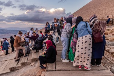 MOUNT NEMRUT, TURKEY - 23 Eylül 2022: Nemrut Dağı zirvesinde turistler