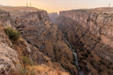 Irak Kürdistan Bölgesi 'ndeki Rawandiz (ayrıca Rawanduz) nehir kanyonunun akşam manzarası