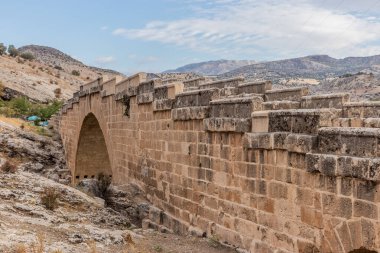 Türkiye 'de Severan (Cendere) Roma Köprüsü manzarası