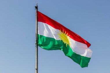 Irak Kürdistan Bölgesi Koy Sanjaq kasabası üzerinde Kürdistan bayrağı