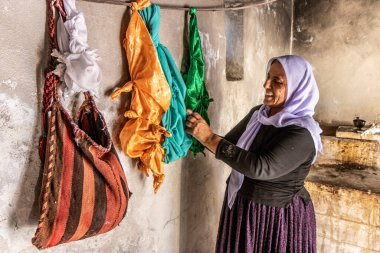 LALISH, IRAQ - 30 EPTEMBER 2022: Lalish Tapınak Kompleksi, Irak Kürdistan Bölgesi 'ndeki bir türbede Yezidi kadın