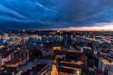 İstanbul, Türkiye 'de Altın Boynuz' un gece hava manzarası