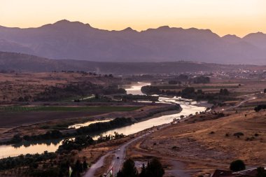 Irak Kürdistan Bölgesi, Büyük Zab Nehri Vadisi 'nin gün batımı manzarası