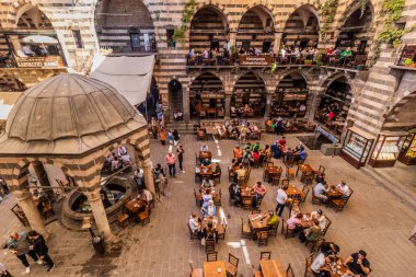 DİYARBAKIR, TURKEY - 25 Eylül 2022: Diyarbakır, Türkiye 'deki Hasan Paşa Hanı avlusu
