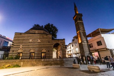 DİYARBAKIR, TURKEY - 25 Eylül 2022: Diyarbakır 'ın merkezindeki Seyh Muhtar Camii' nin Akşam Görüşü