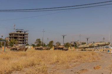 Irak Halabja 'daki kimyasal saldırının anısına Halabja Anıt ve Barış Müzesi' nde zırhlı araçlar ve Sukhoi Su-22 bombardıman uçağı.