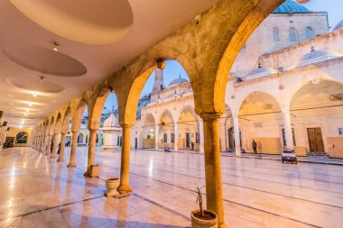 Türkiye 'nin Sanliurfa kentindeki Mevlid Halil camisinin avlusu