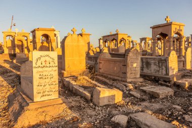 ALQOSH, IRAQ - SEPTEMBER 28, 2022: Irak Kürdistan Bölgesi Alqosh köyündeki mezarlık
