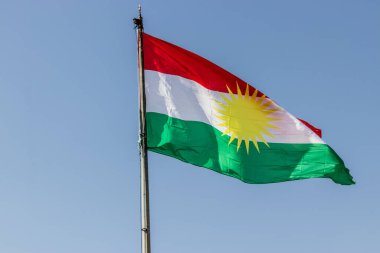 Irak Kürdistan Bölgesi Koy Sanjaq kasabası üzerinde Kürdistan bayrağı