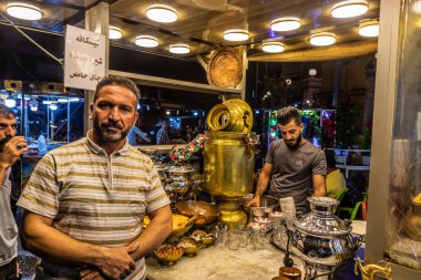 SULAYMANIYAH, IRAQ - 5 Ekim 2022: Irak Kürdistan Bölgesi, Sulaymaniyah 'ın merkezinde çay tezgahı