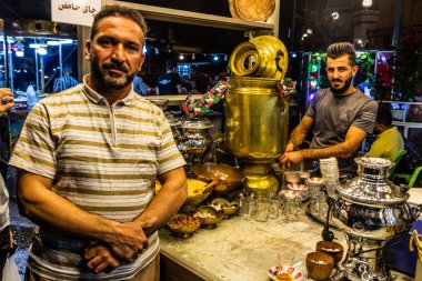 SULAYMANIYAH, IRAQ - 5 Ekim 2022: Irak Kürdistan Bölgesi, Sulaymaniyah 'ın merkezinde çay tezgahı