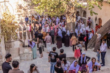 LALISH, IRAQ - 30 Eylül 2022: Lalish Tapınağı kompleksi, Irak Kürdistan Bölgesi 'nde Cuma kutlamaları sırasında Yezidi halkı