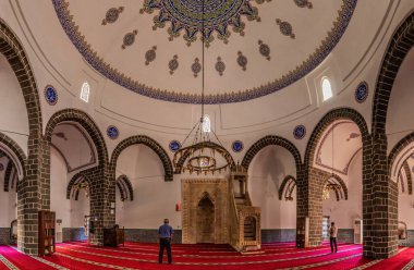 DİYARBAKIR, TURKEY - 25 Eylül 2022: Diyarbakır 'daki Parli Safa Camii' nin İçi
