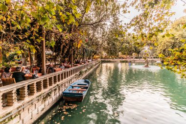 SANLIURFA, TURKEY - 21 Eylül 2022: Şanlıurfa 'daki Golbasi Parkı' nda Ayn Zeliha Gölü