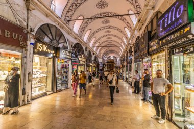 İSTANBUL, TURKEY - 19 Eylül 2022: İstanbul, Türkiye 'de Büyük Pazar (Kapali Carsi)