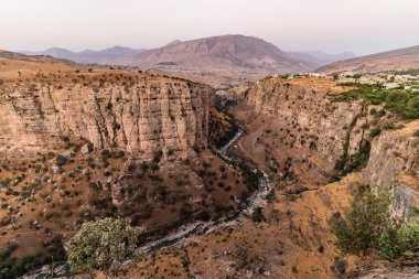 Irak Kürdistan Bölgesi 'nde Rawandiz' in (Rawanduz) akşam manzarası
