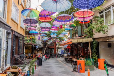 İSTANBUL, TURKEY - 10 Ekim 2022: İstanbul, Kadiköy 'de Dar Ziya Bey sokağı renkli şemsiyelerle