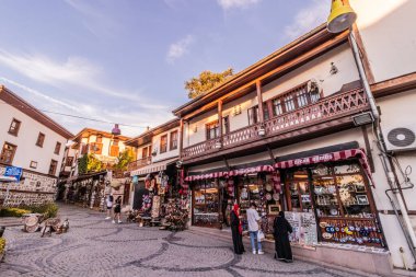 ANKARA, TURKEY - 20 Eylül 2022: Ankara, Türkiye 'deki antik Kale Mahallesi' nde hediyelik eşya dükkanları