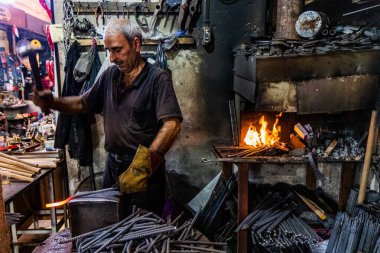 SANLIURFA, TURKEY - 22 EYLÜL 2022: Şanlıurfa, Türkiye 'de Demircilik Atölyesi