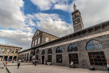 DİYARBAKIR, TURKEY - 24 Eylül 2022: Türkiye 'nin Diyarbakır Büyük Camii' ni ziyaret edenler