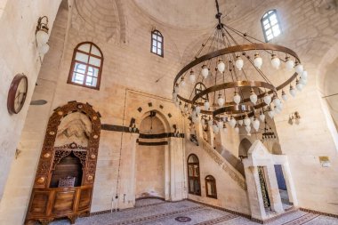 MARDIN, TURKEY - 26 Eylül 2022: Mardin, Türkiye 'deki Latifiye Camii' nin Namaz Salonu