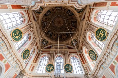 İSTANBUL, TURKEY - 19 Eylül 2022: İstanbul, Türkiye 'deki Ortakoy Camii İçişleri