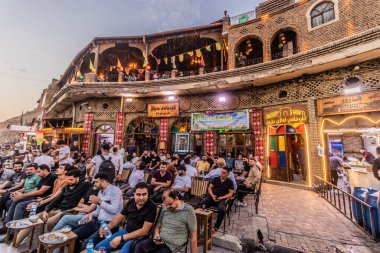 ERBIL, IRAQ - 7 Ekim 2022: Irak 'ın Kürdistan Bölgesi, Erbil' deki Bakhi Şah (Şehir Parkı) 'nda bir kafede insanlar