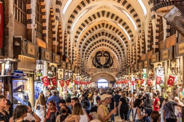 İSTANBUL, TURKEY - 18 Eylül 2022: İstanbul, Türkiye 'de Spice (Mısır) pazarına bakış