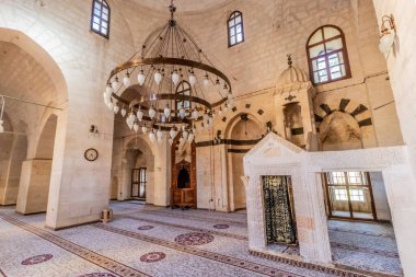 MARDIN, TURKEY - 26 Eylül 2022: Mardin, Türkiye 'deki Latifiye Camii' nin Namaz Salonu
