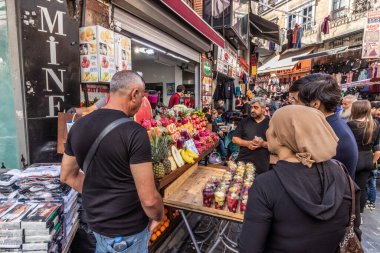 İSTANBUL, TURKEY - 19 Eylül 2022: İstanbul, Türkiye 'de Meyve Suyu Dükkanı
