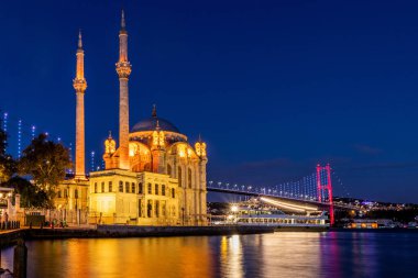 İstanbul 'daki Ortakoy cami ve Boğazı' nın akşam manzarası (15 Temmuz Şehitleri) Köprüsü