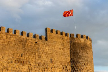 Türkiye 'nin Diyarbakır ilinin Keçi Kulesi surlarında Türk bayrağı