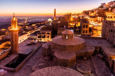 Mardin 'deki Emir Hamami hamamlarıyla akşam manzarası, Türkiye