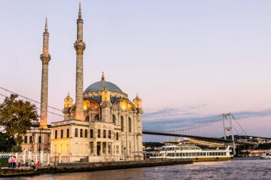 Türkiye 'nin İstanbul kentindeki Ortakoy Camii' nde günbatımı