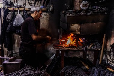 SANLIURFA, TURKEY - 22 EYLÜL 2022: Şanlıurfa, Türkiye 'de Demircilik Atölyesi