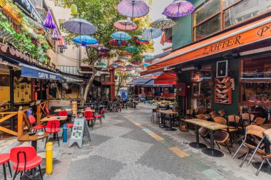 İSTANBUL, TURKEY - 10 Ekim 2022: İstanbul, Kadıköy 'de renkli şemsiyeli Ziya Bey sokağı