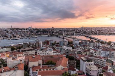Türkiye 'nin İstanbul kentinde Haliç' in günbatımı hava manzarası