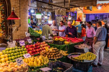 SULAYMANIYAH, IRAQ - 6 Ekim 2022: Irak 'ın Kürdistan Bölgesi, Sulaymaniyah' taki Naqib pazarında meyve tezgahı