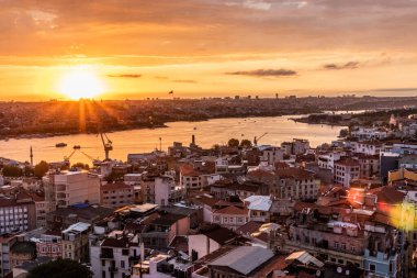 Türkiye 'nin İstanbul kentinde Haliç' in günbatımı hava manzarası